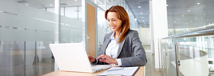 customer-experience-woman-working-with-ai-agent-on-laptop