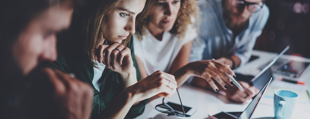 employees-brainstorming-beside-computer